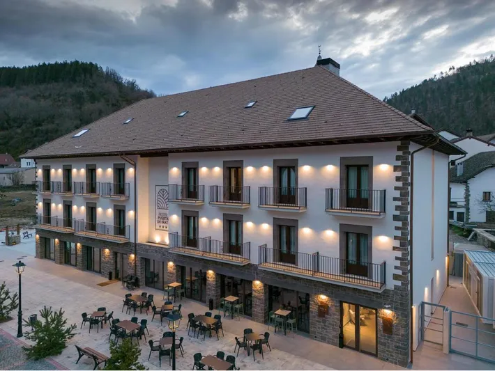 Hotel para 2 personas, con vistas además de terraza y piscina - 1