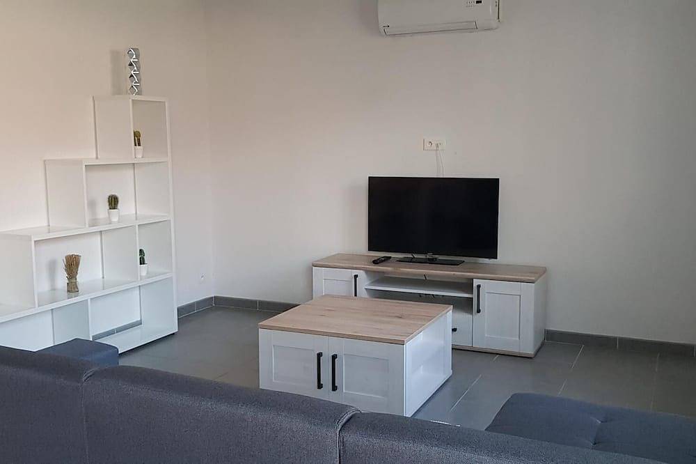 Bright single-storey villa with garage 5 minutes from the sea in La Palme, Narbonne region
