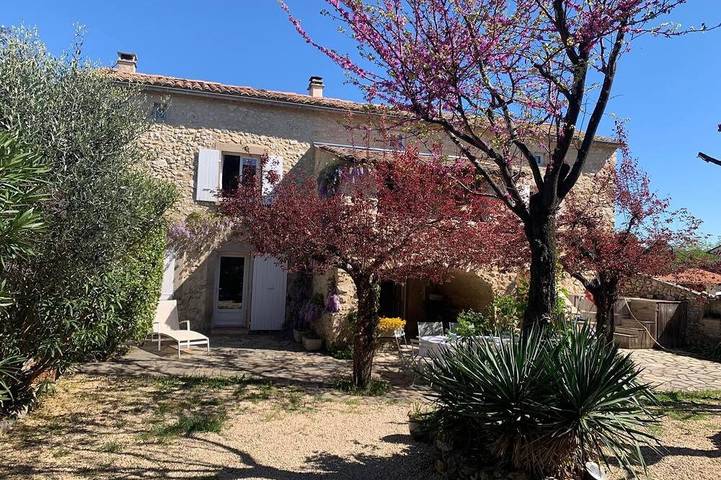 Location de vacances pour 6 personnes, avec balcon ainsi que jacuzzi et jardin à Labastide-de-Virac