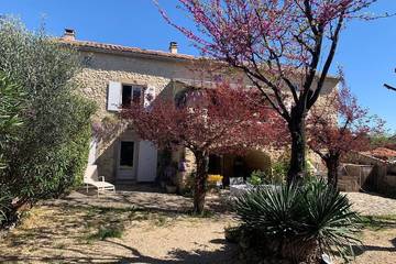 Gîte pour 6 personnes, avec piscine et jacuzzi à Labastide-de-Virac