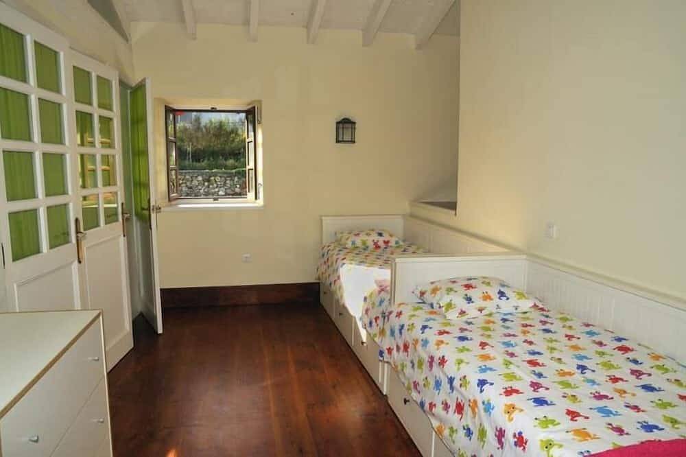 Charming house with garden and close to Ballota beach. in Santa Marina (Asturias), Cudillero
