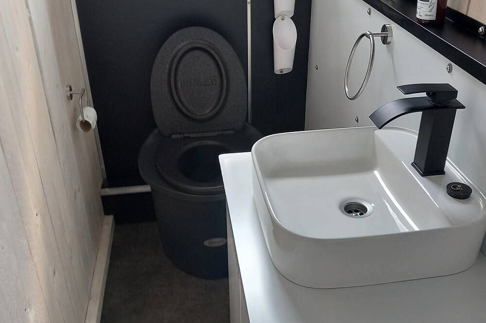 Hausboot \"Frodewin\" Erlebnis auf dem Wasser im Hafen von Aurich in Aurich, Nordseeküste