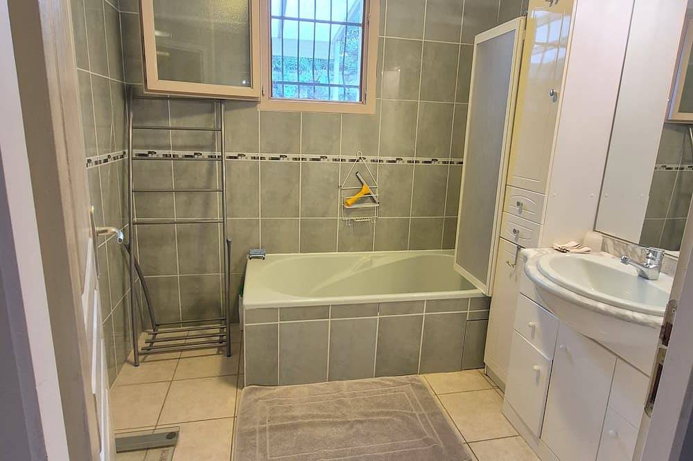 Family home with swimming pool and fenced area. Close to sea and mountains. Dogs allowed in Ouveillan, Region de Narbonne