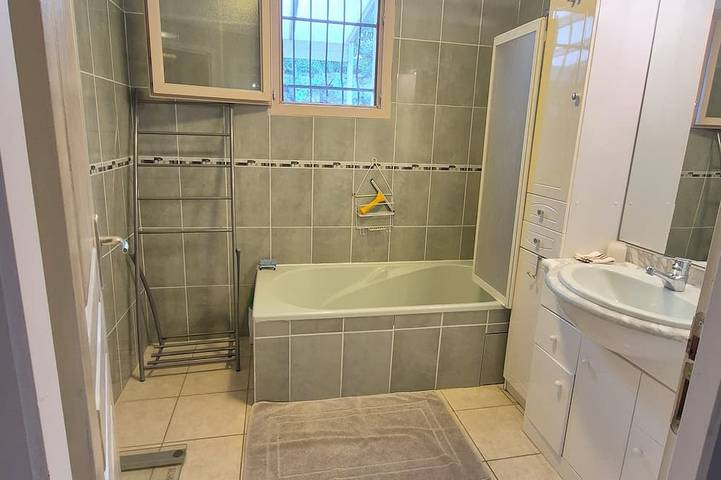 Family home with swimming pool and fenced area. Close to sea and mountains. Dogs allowed in Ouveillan, Mittelmeerküste (Frankreich)