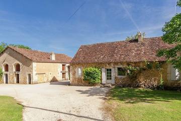 Location de vacances pour 31 personnes, avec terrasse et jardin à Saint-Georges-de-Montclard