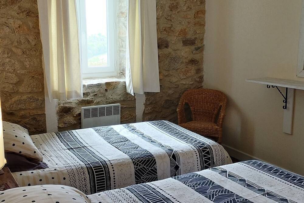Appartement entier, Le Coin Perdu Lagarde (Sleeps 4) 2 Bedrooms with 2 shower rooms 1 with ensuite. in Junhac, Région d'Aurillac