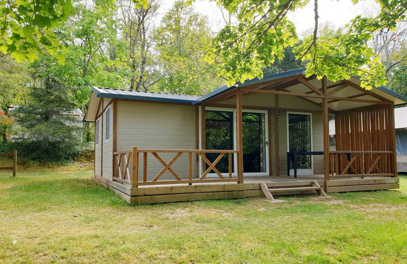 Chalet 'Camping Les Pialades - Edén' con piscina compartida, terraza privada y jardín privado in Nabirat, Périgord Noir