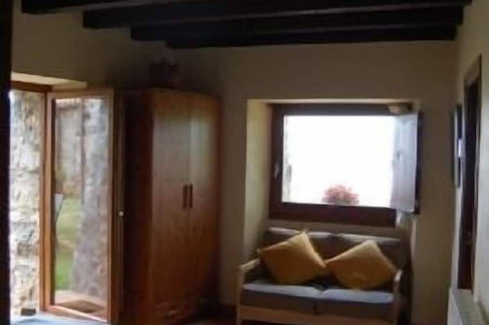 Casa rural (alquiler íntegro) Can Llorigó para 8 personas in Batet de la Serra, Olot