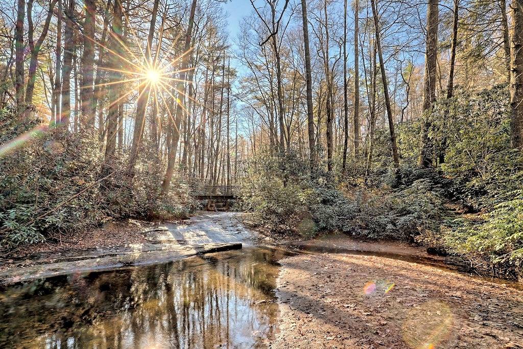 Walk to town,covered deck dining,wood-burning fireplace in Highlands (NC), Macon County