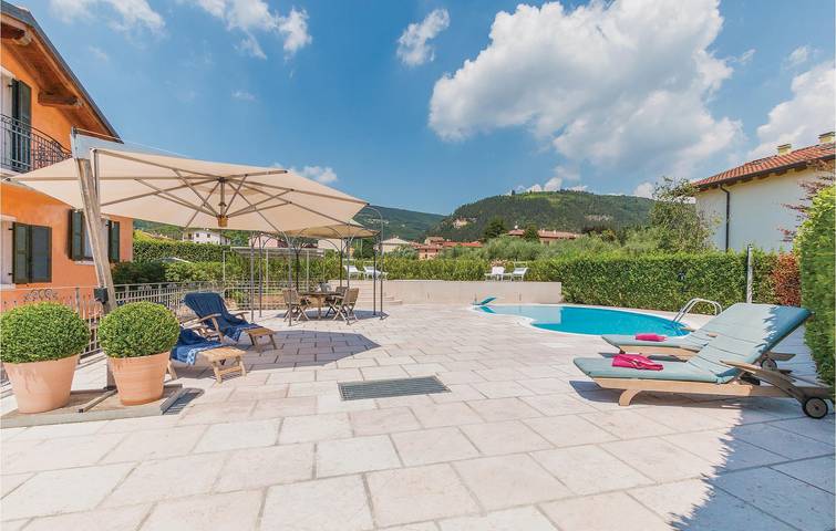 Appartamento con terrazza a bordo piscina vicino a Fumane in Fumane, Provincia di Verona