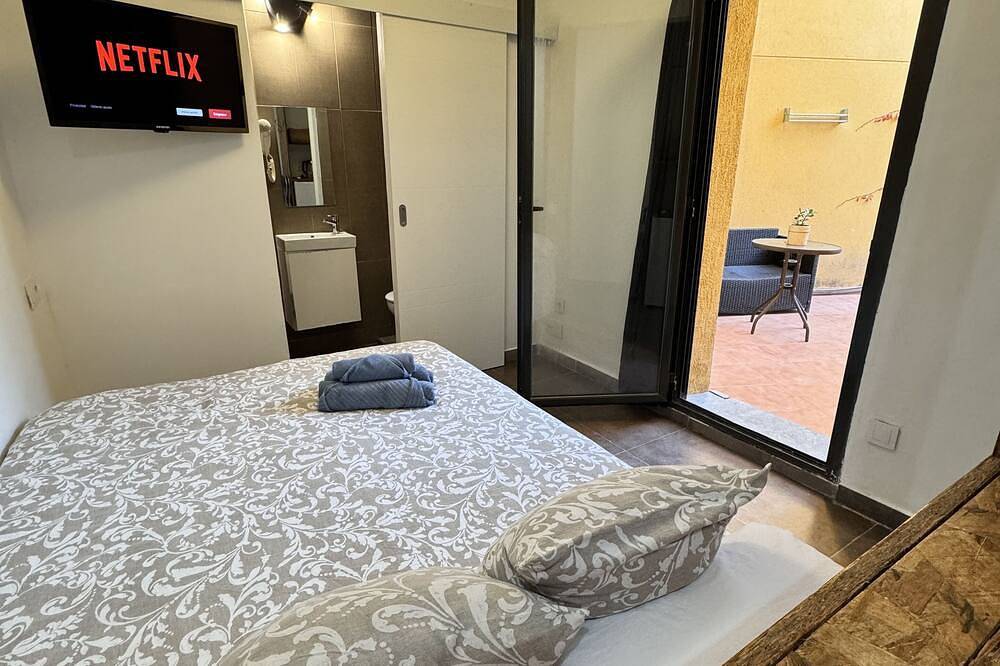 Apartamento entero, Hermosa planta baja nueva con patio y baño privado!! in Mataró, Costa del Maresme