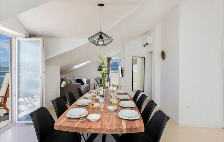 Appartement confortable en bord de mer avec terrasse, cuisine et parking - à 400 m de la plage de Ždrijac in Kraljičina plaža, Nin