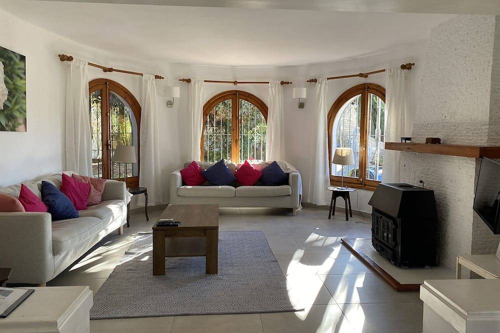 Traditionelle Villa mit privatem Pool, hübschen Gärten und Blick auf die Hügel in Paichi, Teulada (Spanien)