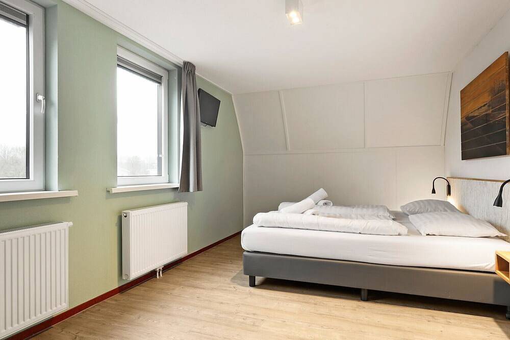 Luxury 8-person bungalow in Drenthe
