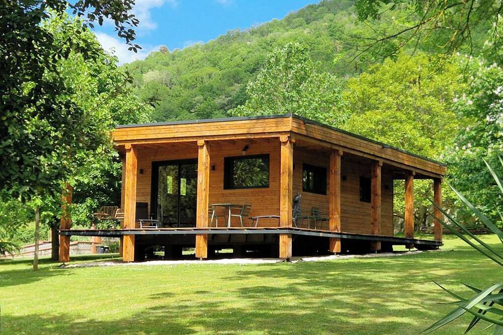 Lodge in a green setting. Panoramic view of the castle and mountains. in Foix, Ariège