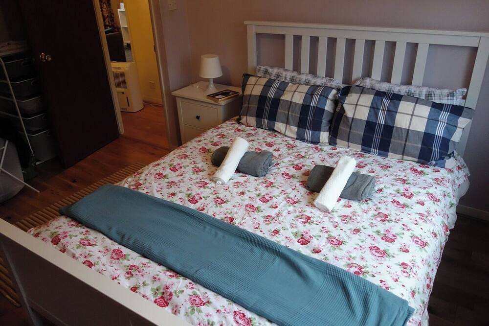 Entire apartment, New Cosy 2 Bedroom Flat - Englefield Green in Thorpe Park, Surrey