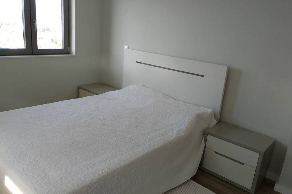 Apartamento entero, Accommodation in house with shared pool, 10mn from Braga. Weekly rental in Passos (São Julião), Braga