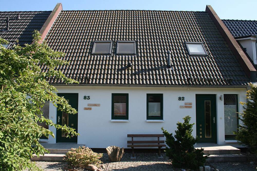Zwei komplett eingerichtete Ferienhäuser mit jeweils rd. 70 m² Wohnfläche. in Pruchten, Vorpommern-Rügen