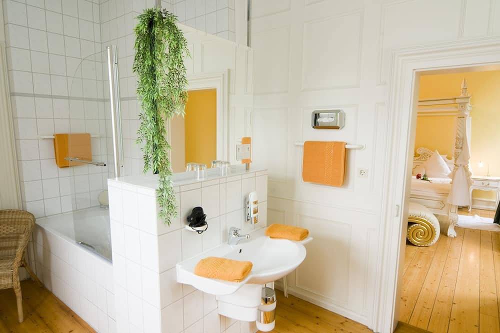Ganze Wohnung, Komfortzimmer mit Himmelbett und Badewanne im Schlosshotel zur Einzelbelegung in Gedern, Wetterau