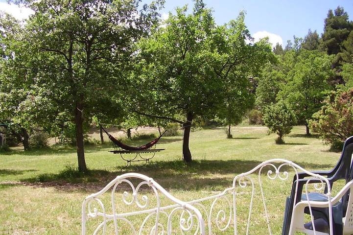 Location de vacances pour 2 personnes, avec Terrasse ainsi que Jardin et Piscine à Lourmarin