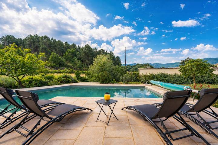 Location de vacances pour 6 personnes, avec terrasse et jardin, adapté aux familles à Les Salelles