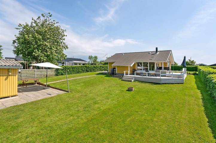 Ferieudlejning for 4 personer, med terrasse og have, husdyr tilladt i Hejlsminde