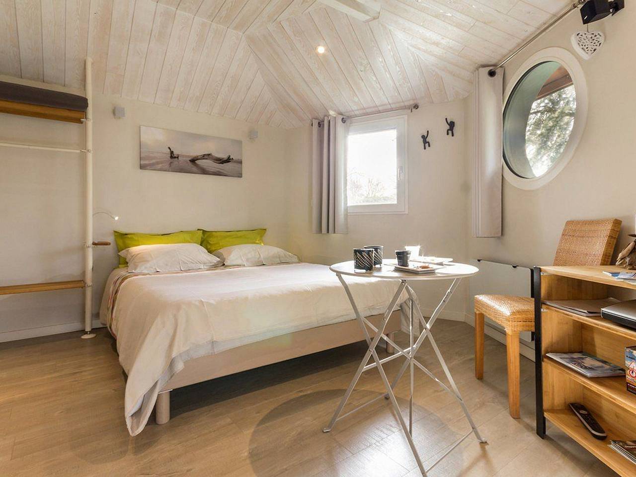 Cabane perchée avec lit king-size, salle d'eau, kitchenette, TV, Wi-Fi et petit-déjeuner inclus in Port-Saint-Père, Région de Nantes