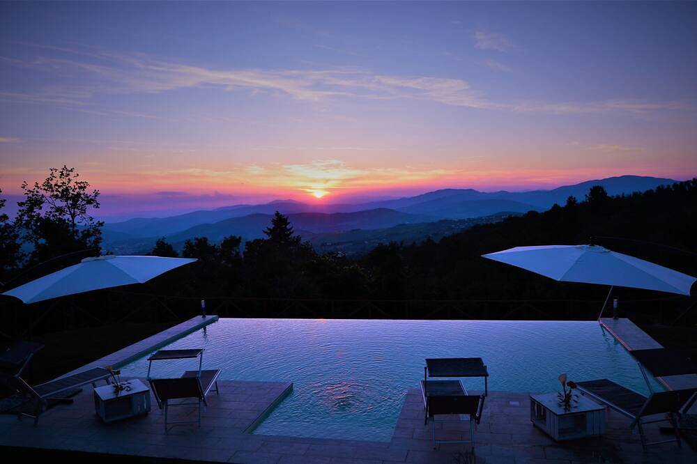 Toskanische Villa mit Infinity-Salzpool und beheiztem Whirlpool mit atemberaubender Aussicht in Pelago, Valdarno