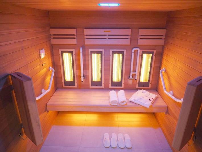 Hôtel pour 3 personnes, avec piscine et jardin ainsi que sauna et vue à Passenans - 2