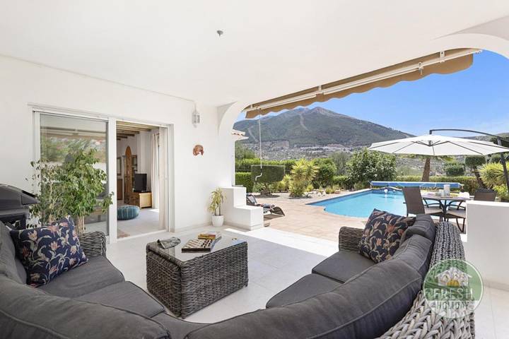 Casa rural para 6 personas, con piscina además de jardín y vistas en Alcaucín