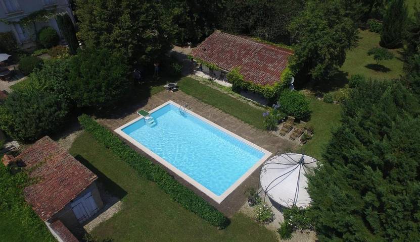 Maison d’hôte pour 3 personnes, avec jardin ainsi que vue et piscine à Saint-Léon-sur-l'Isle