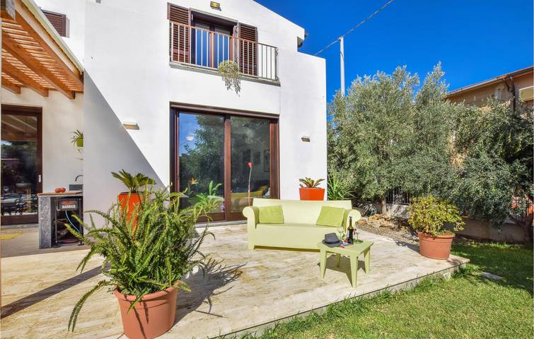 Sea View Apartment with Pool & Garden - 2km to Coast, 500m to Restaurant in Trabia, Palermo Province