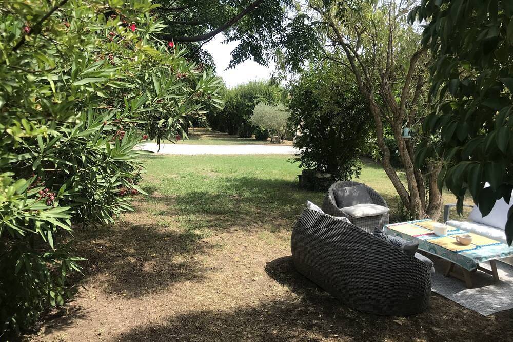 Peaceful duplex at the foot of the Alpilles in Mouriès, Arles region