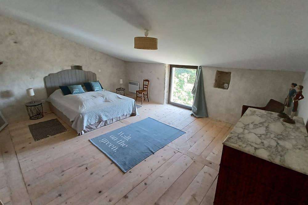 La ferme des Seynières, au milieu des chênes truffiers et de la lavande in Taulignan, Région de nyons