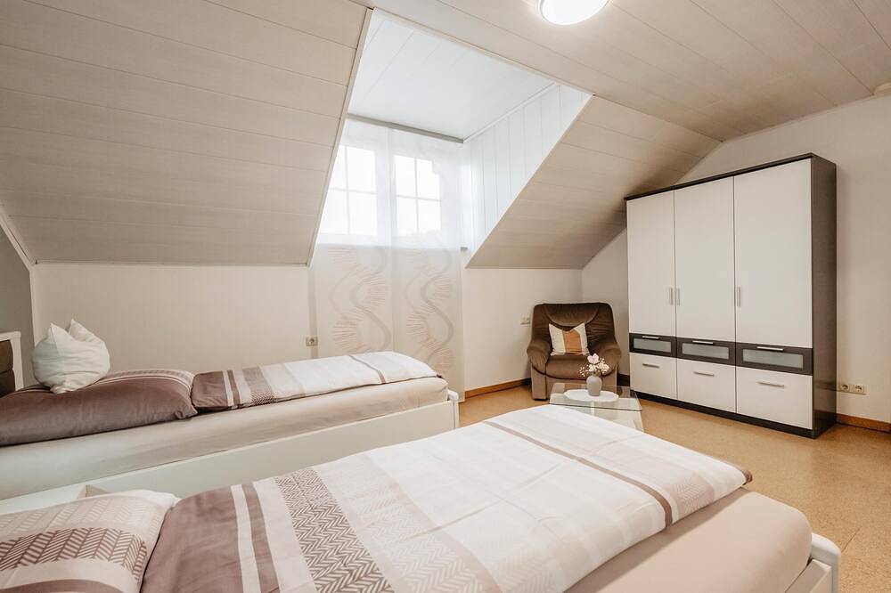 Ganze Wohnung, 70m2-Feriendomizil mit Balkon & Brötchenservice in Wiesenfelden, Ostbayern