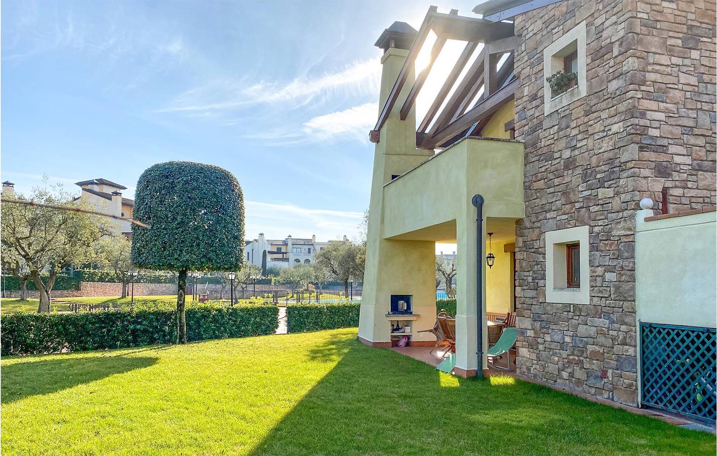 Entire holiday apartment, Cozy Apartment with Pool, Terrace & Parking in Peschiera del Garda, Garda Mountains