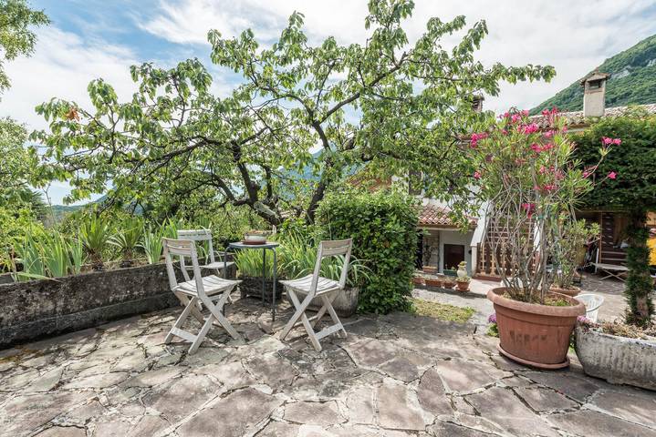 Casa Vacanze Valerio. Vista Montagna, Wi-Fi, Terrazza & Giardino in Gargnano, Prealpi Gardesane