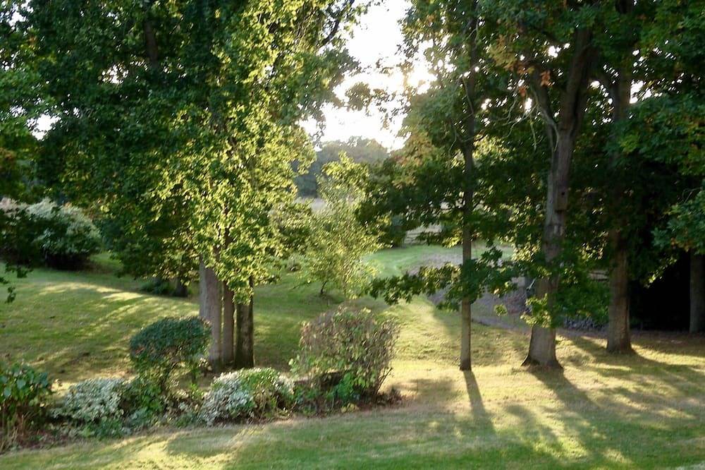 Apartamento entero, Lodge rural bien equipado, a solo una hora de Londres, en hermosos jardines. in Warnham, Sussex Occidental