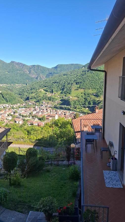 Location de vacances pour 3 personnes, avec terrasse ainsi que vue et jardin, animaux acceptés à Zogno
