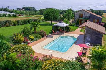 Gîte pour 6 personnes, avec piscine et balcon à Madaillan