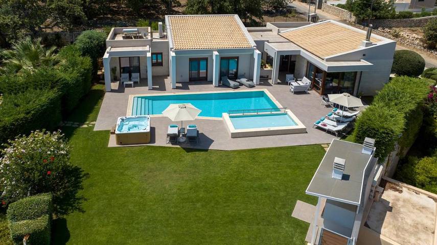 Ferienhaus für 6 Personen, mit Balkon und Whirlpool sowie Terrasse und Garten