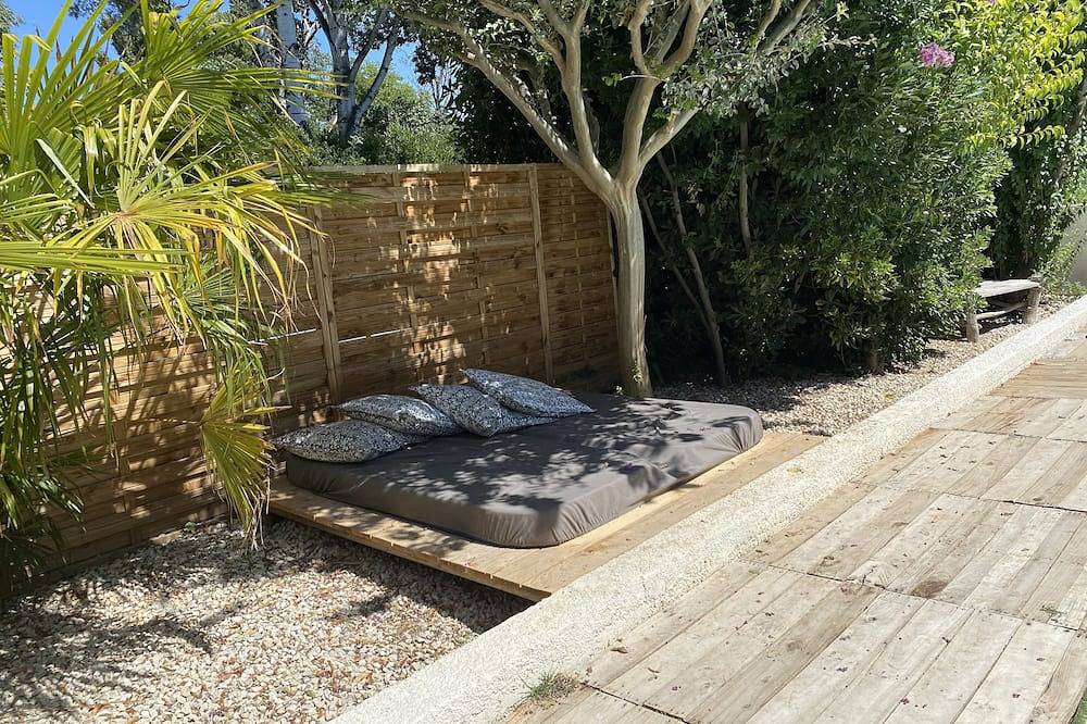 Entire apartment, The House of Roses 2 in Villeneuve-lès-Avignon, Nimes region