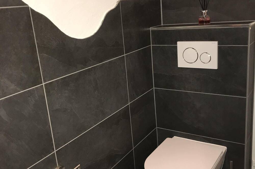 Apartamento entero, Terraza con jacuzzi y ducha de sensaciones con vistas de bosques y prados in Unterkulm, Aargau-Basel