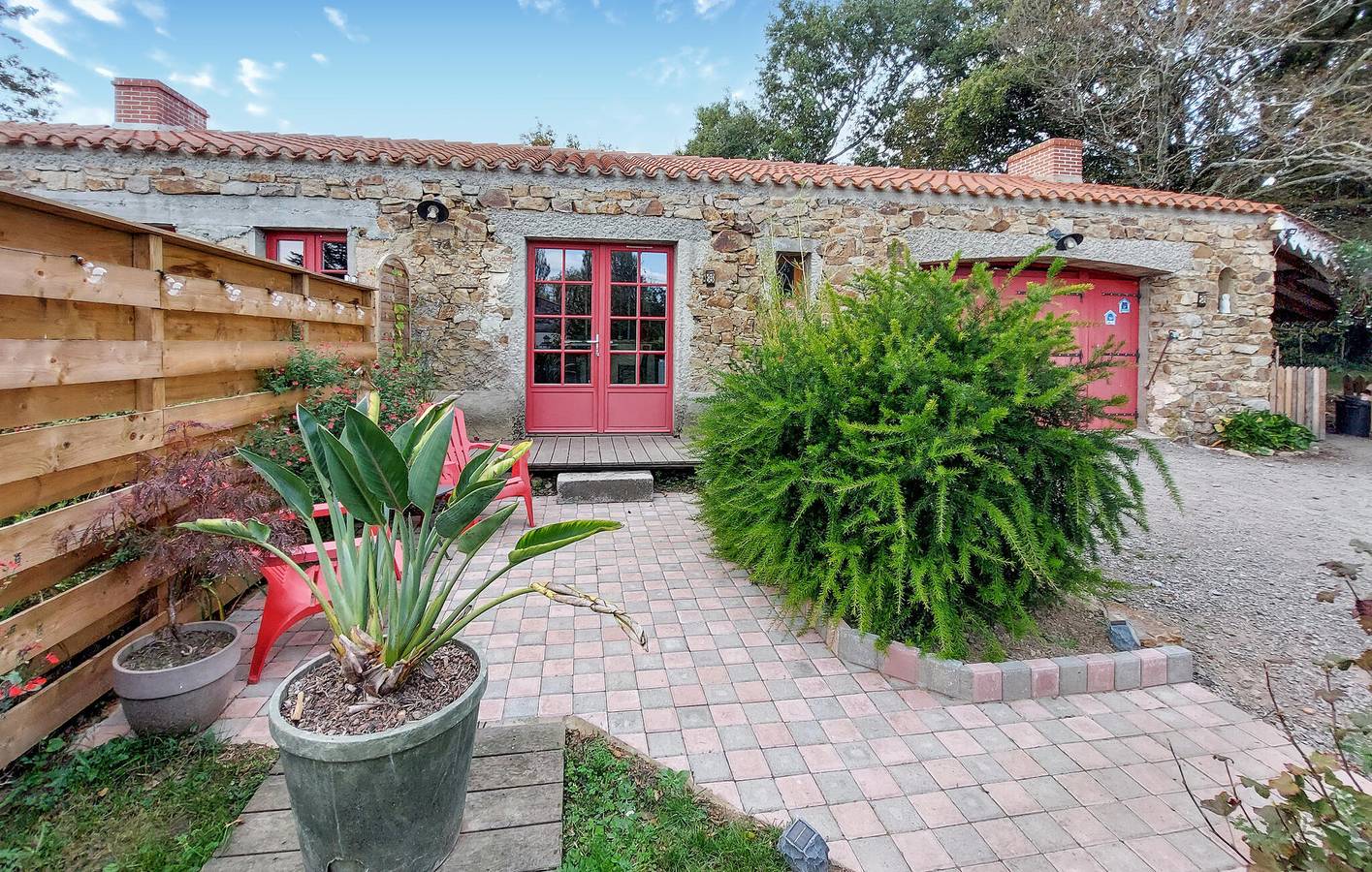 Frossay 2.5km Getaway with TV, Parking & Kitchen in Frossay, Loire Valley