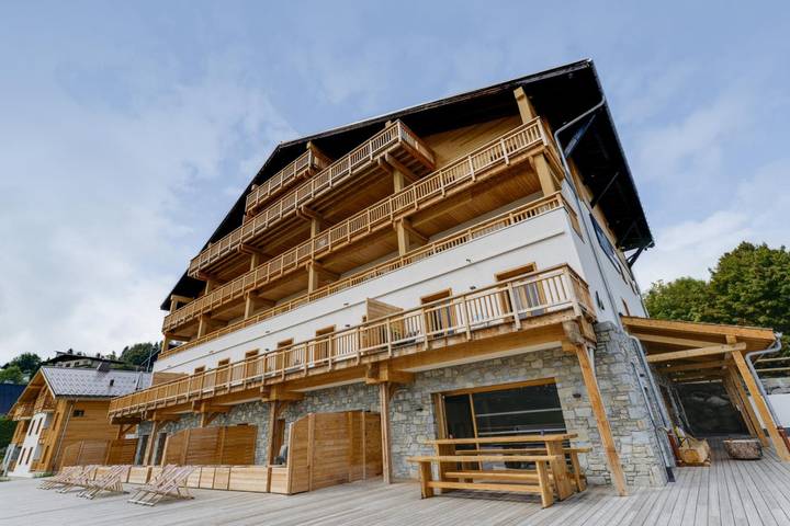 Chalet pour 4 personnes, avec piscine et sauna, animaux acceptés à Combloux