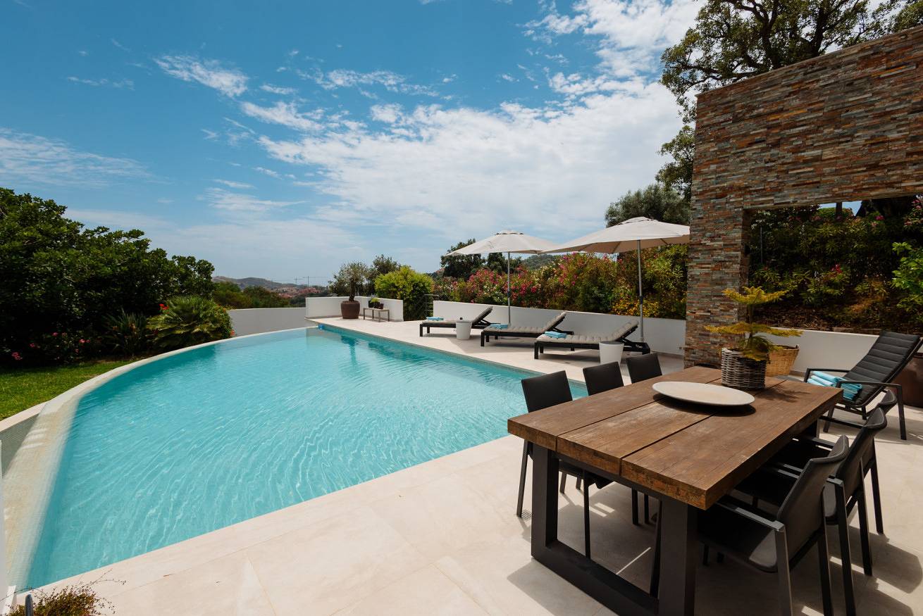 Villa La Mairena : vacances de rêve avec piscine à débordement et terrasse avec vue panoramique in Urbanizacion Las Jacarandas, Ojén