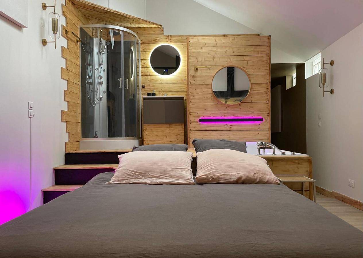 Queen Room with Spa Bath in Ham (Somme), Région de Péronne