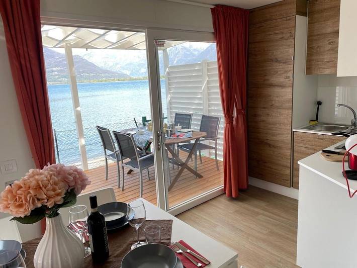 Glamping voor 4 personen, with Terras and Tuin as well as Uitzicht op het meer and Uitzicht in 