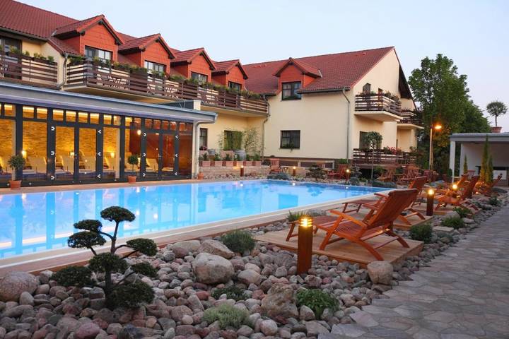 Hotel, mit Whirlpool und Terrasse sowie Garten und Pool in Dessau-Wörlitzer Gartenreich