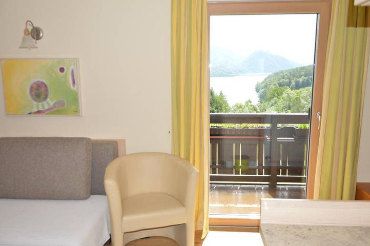 Ferienwohnung für 4 Personen, mit Balkon und Terrasse sowie Garten und Seeblick in Fuschlsee